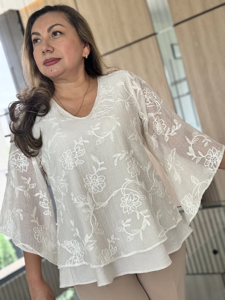 Marta con la blusa Bambú, de gasa bordada en relieve, en la boutique