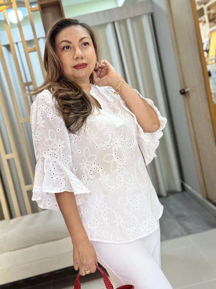 Marta con la blusa Gales de ojalillo y bolero
