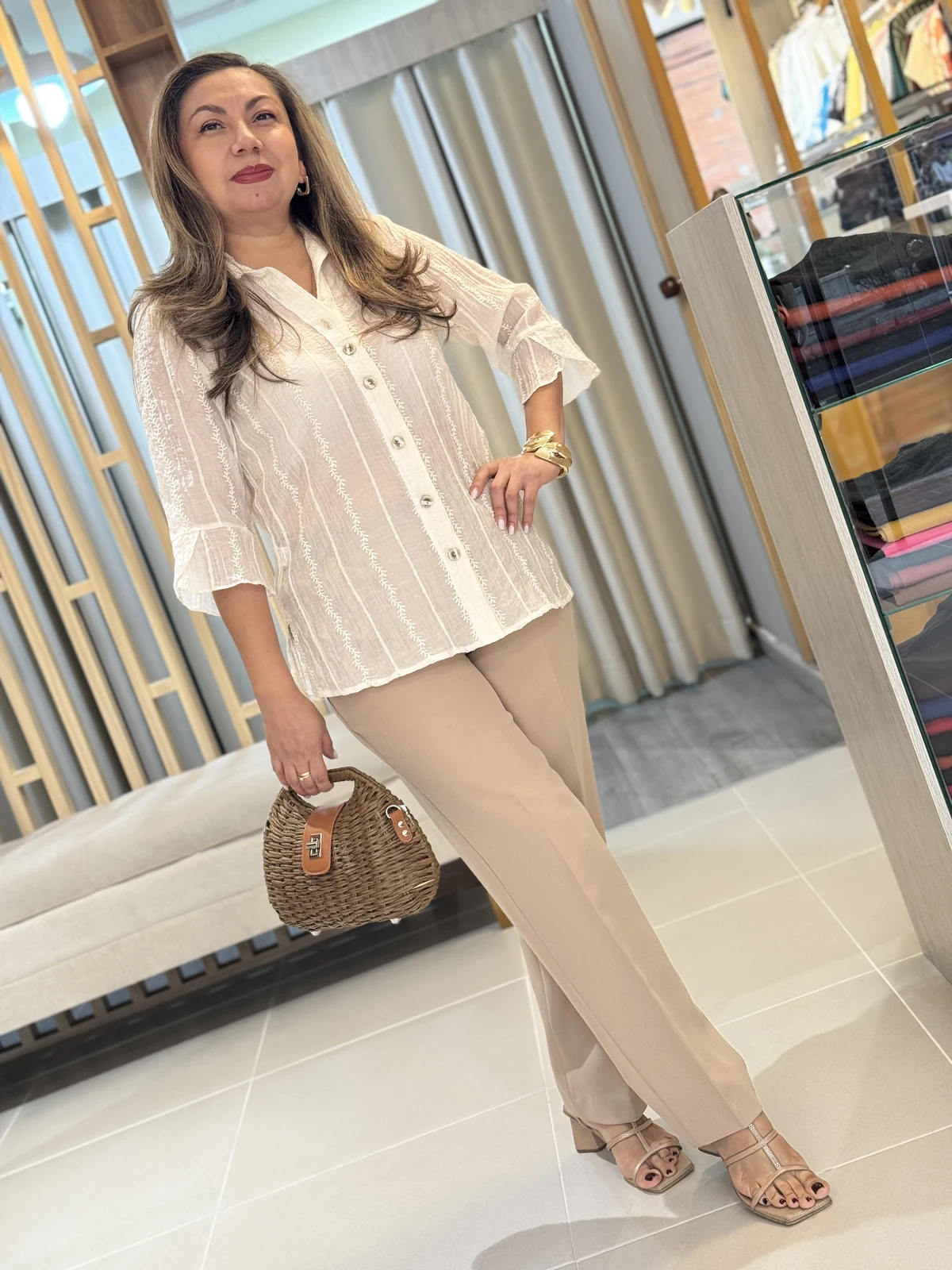 Marta con la blusa Mercedes beige en la boutique de Cabecera